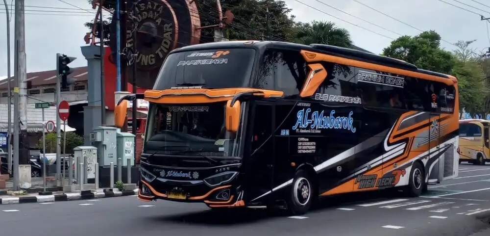 Bus pariwisata Al Mubarok