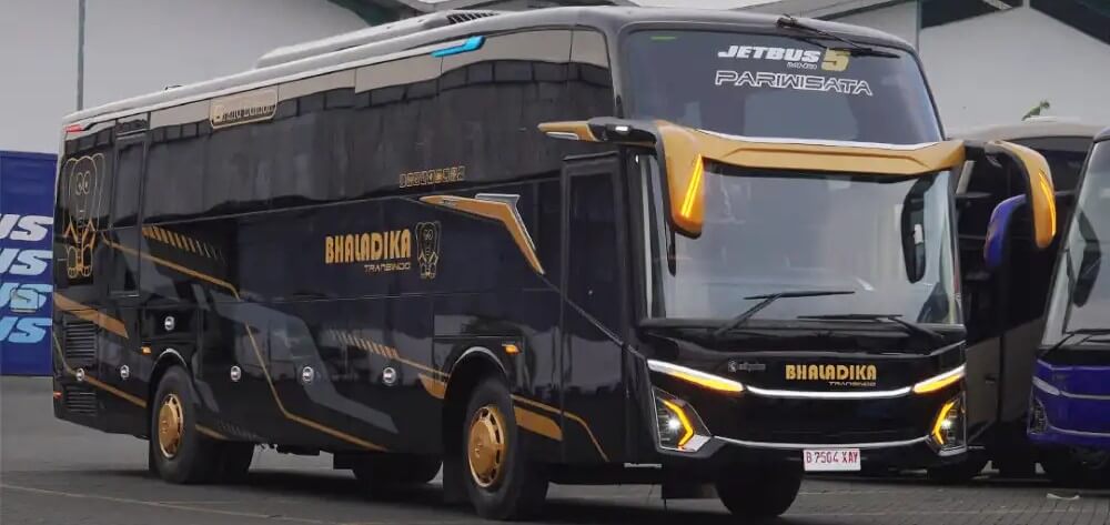 Bus pariwisata Bhaladika