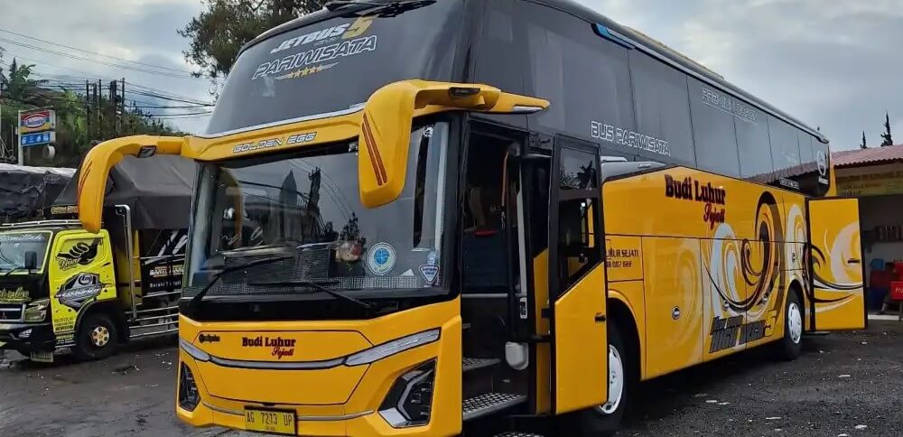 Bus pariwisata Budi Luhur Sejati