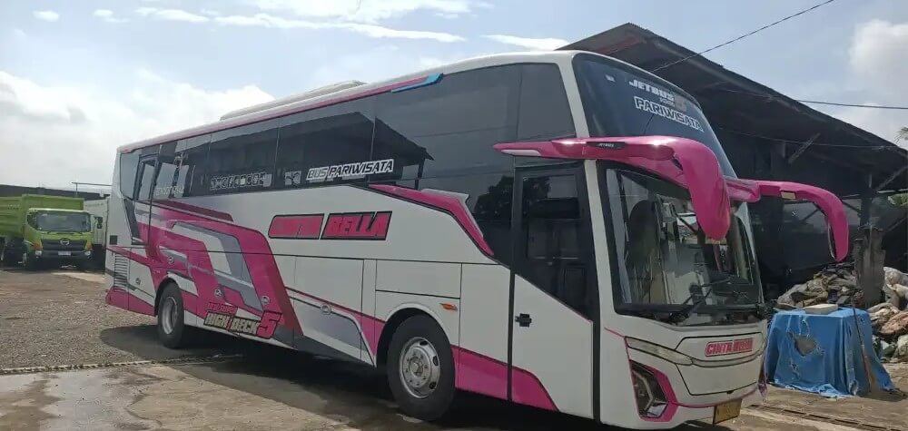Bus pariwisata Cinta Bella