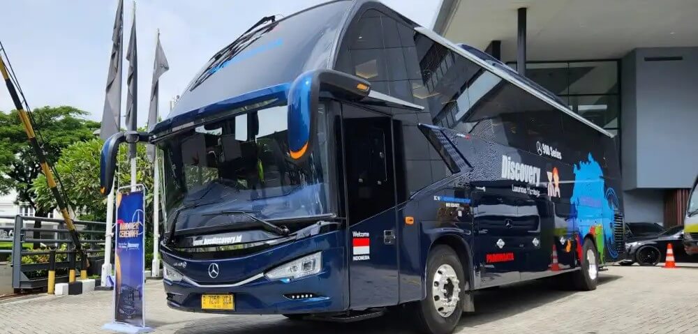Bus pariwisata Discovery