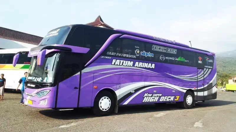 Bus pariwisata Fatum Ariinaa