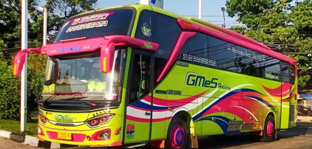 Bus pariwisata Gmes Holiday