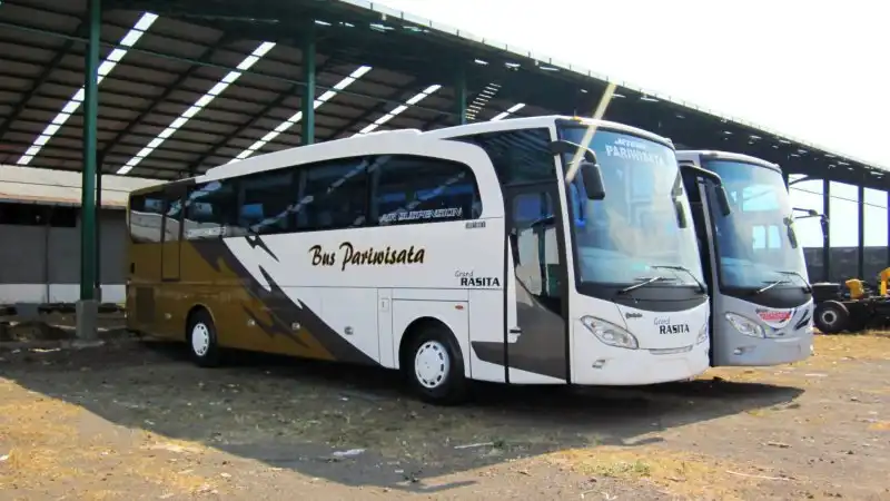 Bus pariwisata Grand Rasita