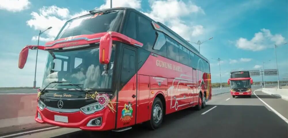Bus pariwisata Gunung Harta