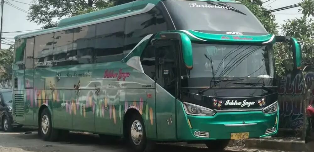 Bus pariwisata Ichtra Jaya