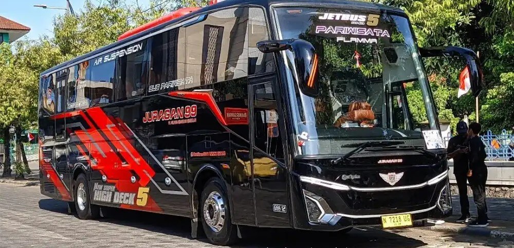 Bus pariwisata Juragan 99