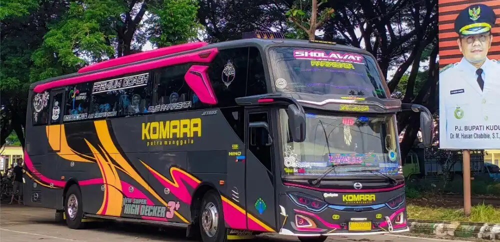 Bus pariwisata Komara