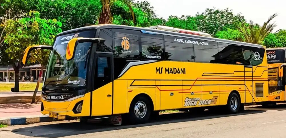 Bus pariwisata MS MAdani