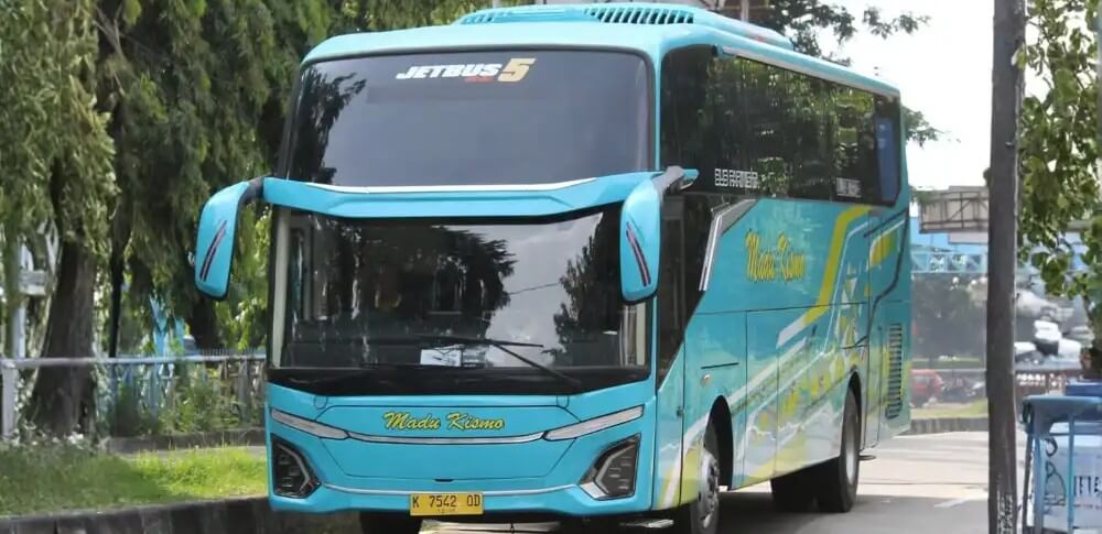 Bus pariwisata Madu Kismo