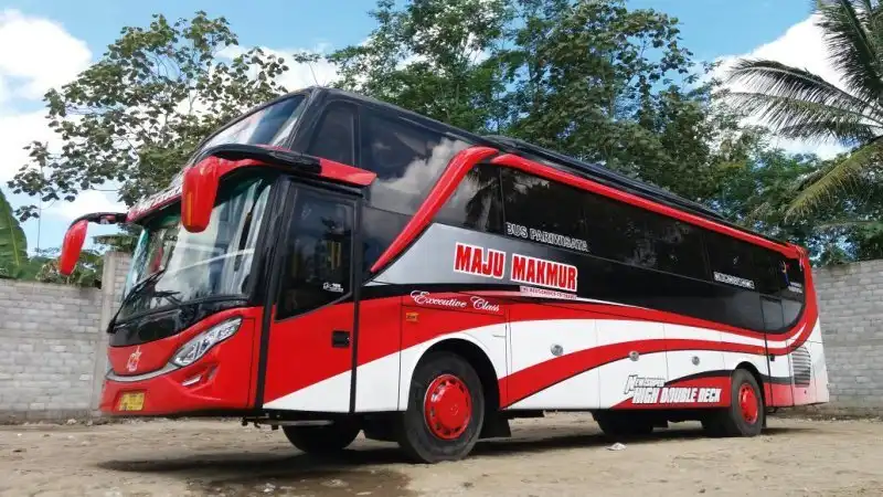 Bus pariwisata Maju Makmur