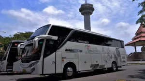 Bus pariwisata Maranatha