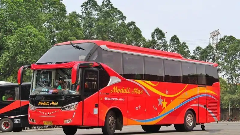 Bus pariwisata Medali Mas