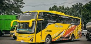 Bus pariwisata Okky Trans