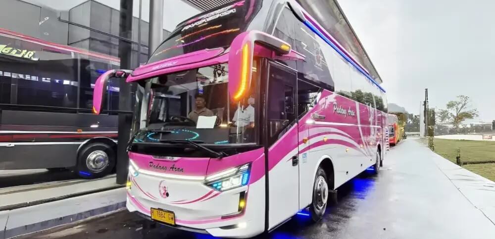 Bus pariwisata Padang Aran