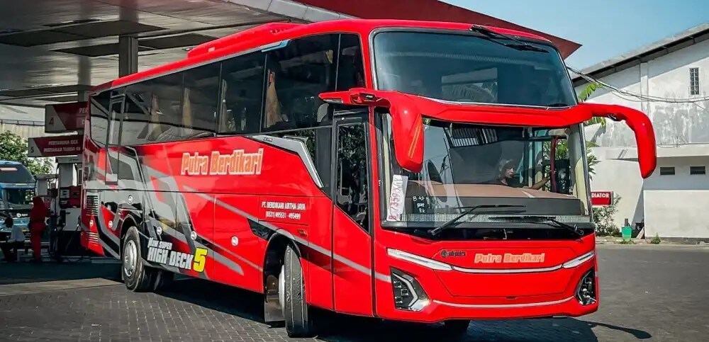 Bus pariwisata Putra Berdikari