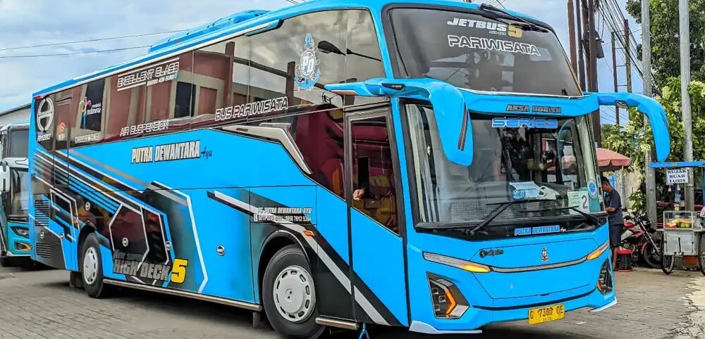 Bus pariwisata Putra Dewantara Ayu