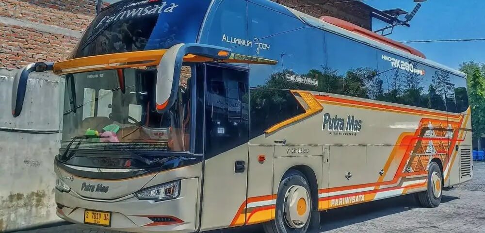 Bus pariwisata Putra Mas Trans