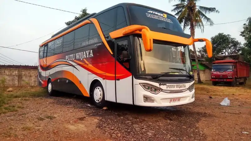 Bus pariwisata Putu Wijaya