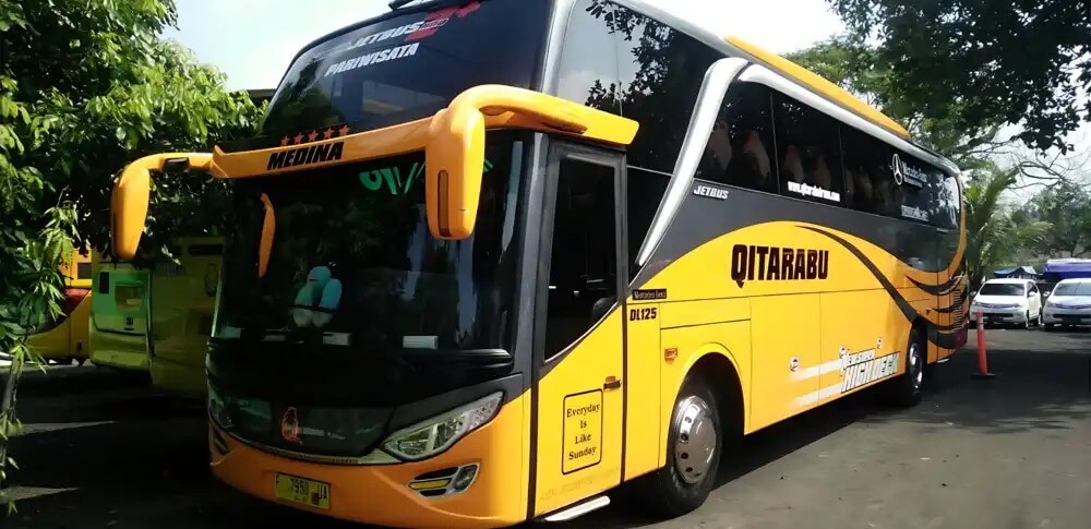 Bus pariwisata Qitarabu