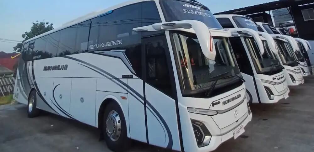 Bus pariwisata Rejeki Gemilang