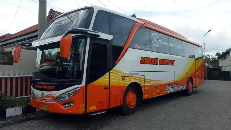 Bus pariwisata Sarah Holiday