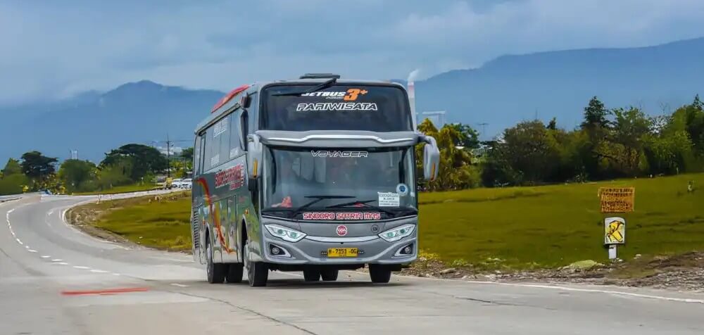Bus pariwisata Sindoro Satriamas