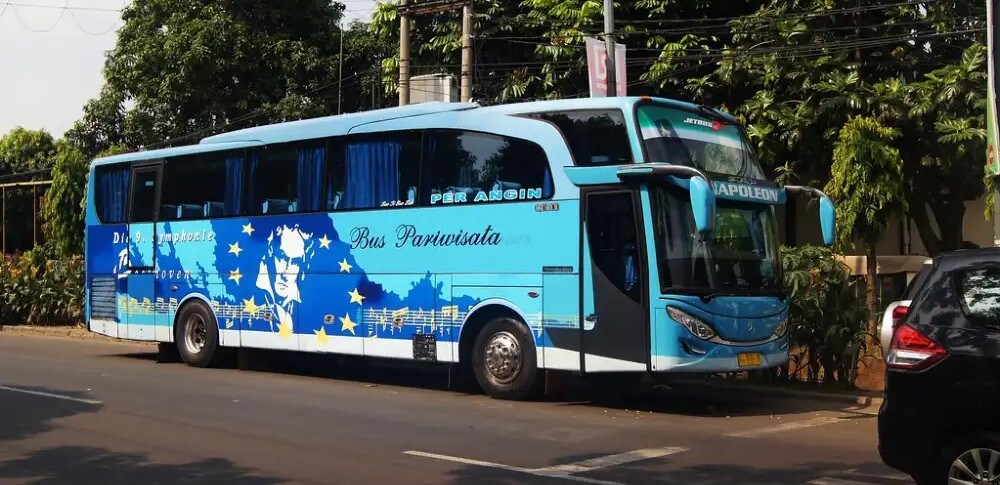 Bus pariwisata Symphonie
