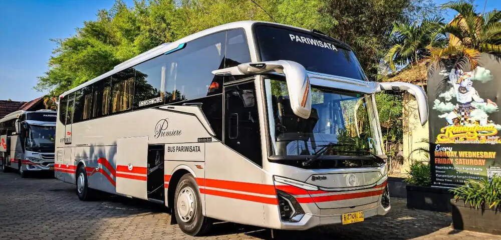 Bus pariwisata White Horse