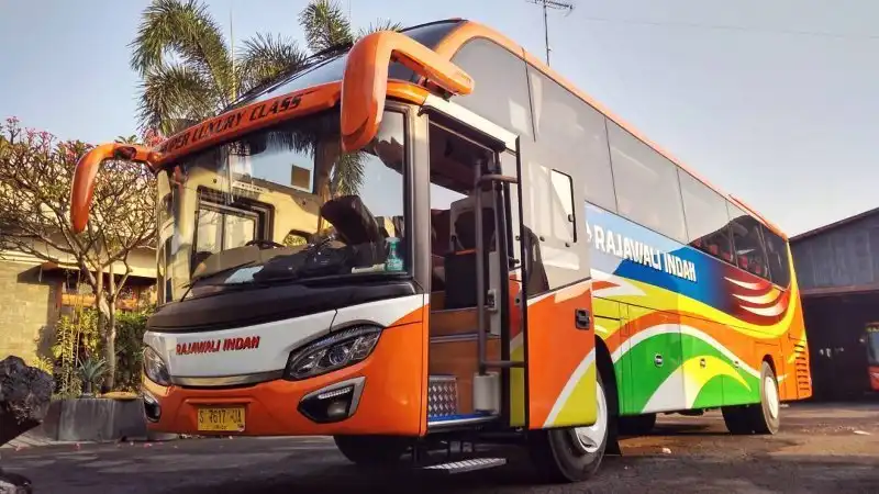 bus-pariwisata-Rajawali Indah