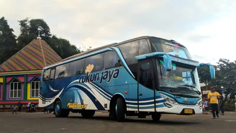 bus-pariwisata-Rukun Jaya